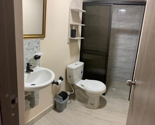 a bathroom with a toilet and a sink and a shower at Apartamento Ferchostour in Dosquebradas