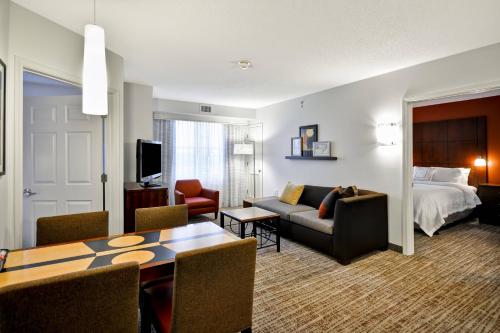 una camera d'albergo con un letto e un soggiorno di Residence Inn Saint Louis O'Fallon a O'Fallon
