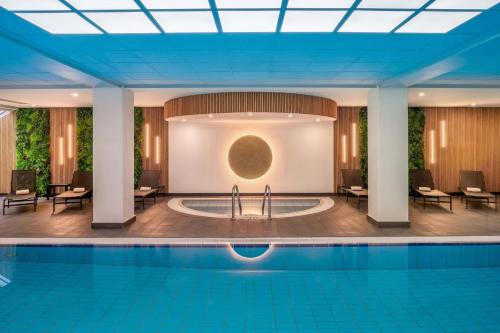a pool in the middle of a hotel lobby at Munich Marriott Hotel in Munich