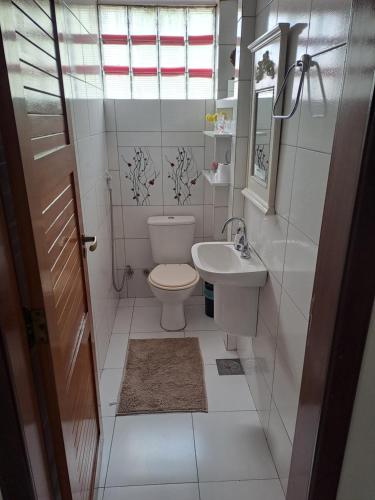 a small bathroom with a toilet and a sink at Apto Centro Belém Cop 30 Praça da República in Belém