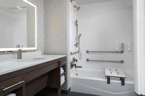 Koupelna v ubytování Home2 Suites By Hilton Phoenix Midtown