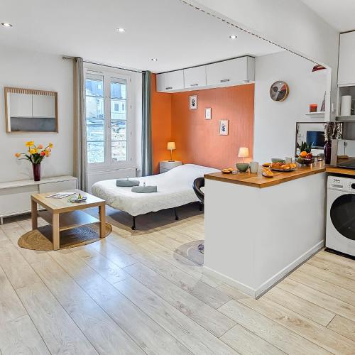 Il comprend une cuisine et un salon avec un lit. dans l'établissement studio lumineux et moderne, à Caen