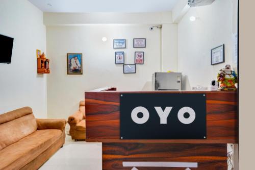 Kālkāji DeviHotel O YATRA INN的沙发上的一个柜台上的标志