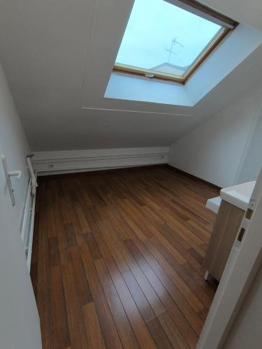 Cette chambre mansardée dispose d'une lucarne et de parquet. dans l'établissement Chambre Joffre, au Havre