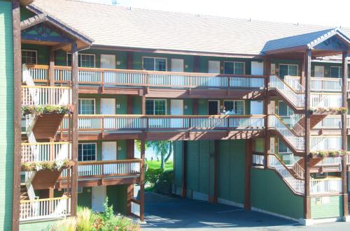 a large apartment building with balconies and stairs at Lakeside Lodge and Suites in Chelan
