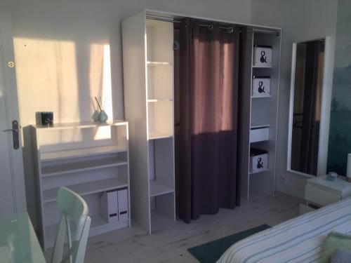a bedroom with a bed and a desk and a mirror at Cozy'Maisonnette 5Chb Brest Guip in Guipavas