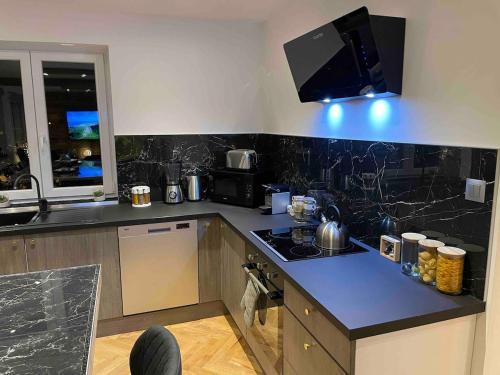 - une cuisine avec un comptoir et une cuisinière four supérieur dans l'établissement O'Coeur Des Vosges, à Gérardmer