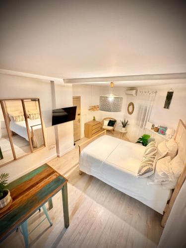 Posteľ alebo postele v izbe v ubytovaní Cosy Studio +netflix+24h entry+silent air conditionning