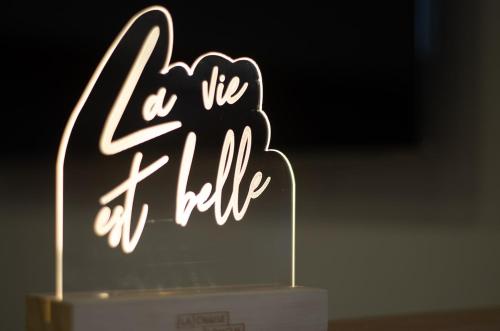 a neon sign that says la life or kill at TY AR PARIZ T3 Rennes centre Parc du Thabor in Rennes