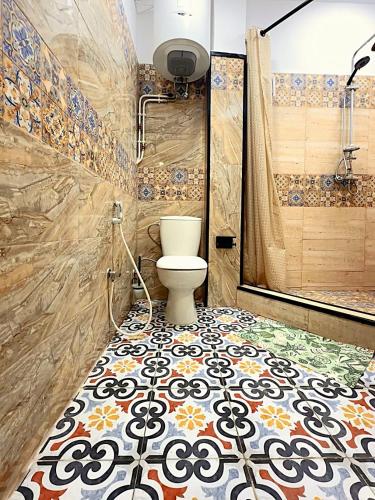 a bathroom with a toilet and a tile floor at studio au cœur d'Alger centre in Sidi MʼHamed