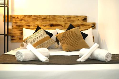 a bedroom with a bed with towels on it at studio au cœur d'Alger centre in Sidi MʼHamed