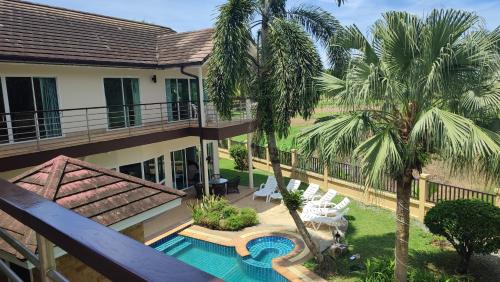 una vista aerea di una casa con piscina e palme di Wonderful Beach Villa, Perfect Location a Khao Lak