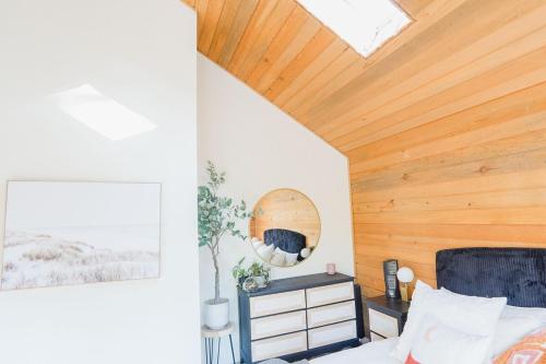 Katil atau katil-katil dalam bilik di Dog Friendly Modern Home