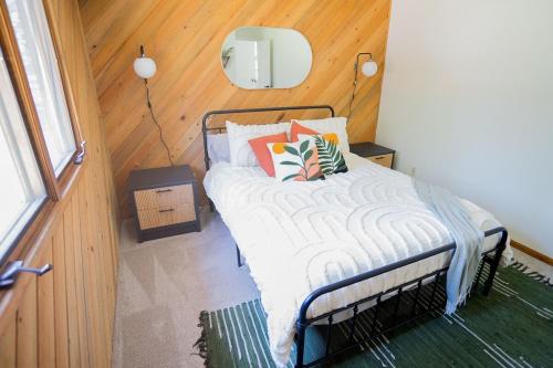 Katil atau katil-katil dalam bilik di Dog Friendly Modern Home