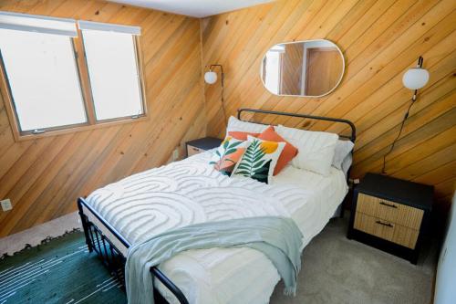 Katil atau katil-katil dalam bilik di Dog Friendly Modern Home