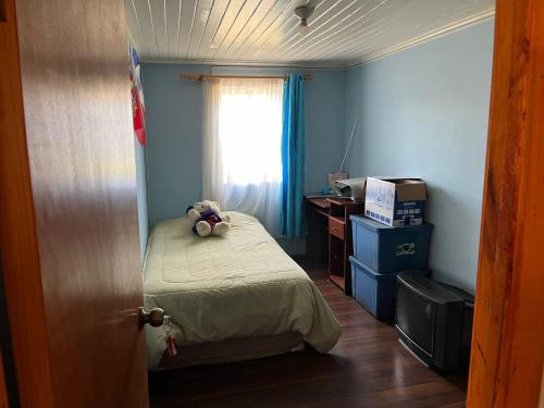 LehuelánにあるRoomtraiguenのテディベアのベッドがある寝室