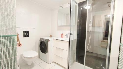 une salle de bain blanche avec douche et toilettes dans l'établissement Charmant appartement à 50m des plages, à Saint-Raphaël