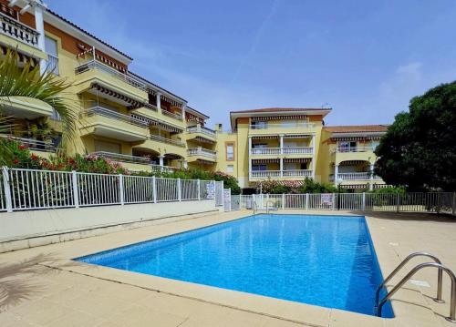 une piscine devant un immeuble dans l'établissement Charmant appartement à 50m des plages, à Saint-Raphaël