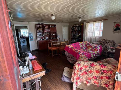 LehuelánにあるRoomtraiguenのソファとテーブルのあるリビングルーム