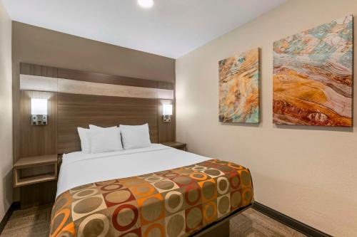 Postel nebo postele na pokoji v ubytování Best Western Desert Inn