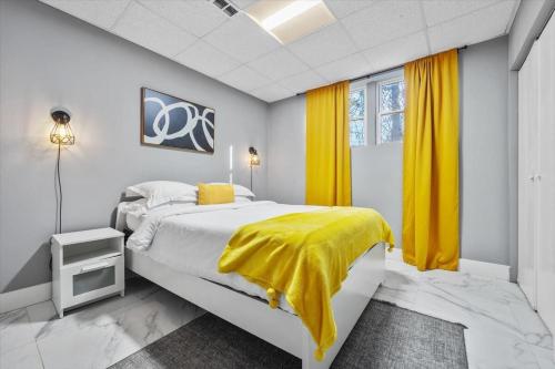 ディケーターにあるCozy 2 Bedroom 15 mins from Dwntown ATLのベッドルーム1室(黄色い毛布付きのベッド1台付)