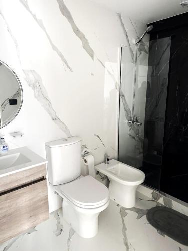 Un baño con inodoro, lavabo y ducha. en Caleta Centro Madryn, en Puerto Madryn