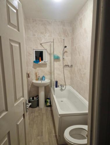Bilik mandi di Double Room In Haughton Green Denton M34
