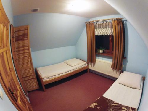 什切爾克的住宿－Domek w Szczyrku，小房间设有床和窗户