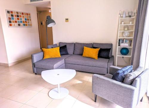 Spacious apartment with 3 pools & gym