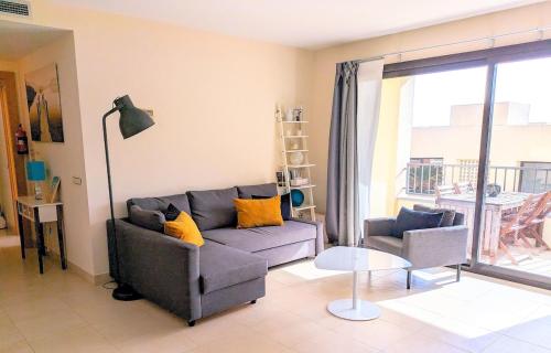 Spacious apartment with 3 pools & gym