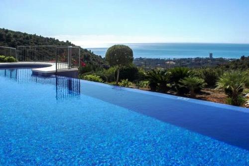 Bazén v ubytovaní Spacious apartment with 3 pools & gym alebo v jeho blízkosti