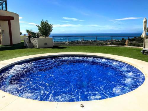 Spacious apartment with 3 pools & gym