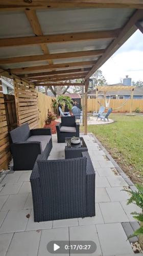 Serene Family Retreat Jax w/Pool + Firepit.にあるシーティングエリア