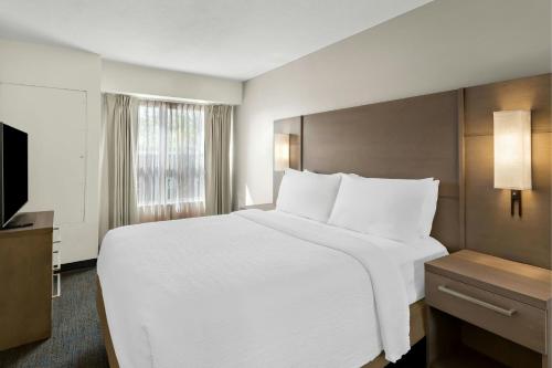 Un ou plusieurs lits dans un hébergement de l'établissement Residence Inn Chicago Southeast/Hammond, IN