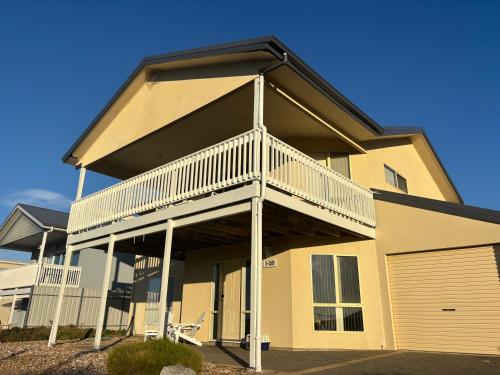 Una casa grande con balcón y garaje. en Nellies Hideaway 1-20 Troon Drive, en Normanville