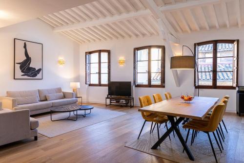 un salon avec une table et un canapé dans l'établissement Appartement centre Aix Terrace et ascenseur, à Aix-en-Provence