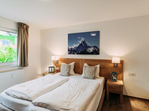 1 dormitorio con cama y montaña en Haus Austria TOP 3, en Finkenberg