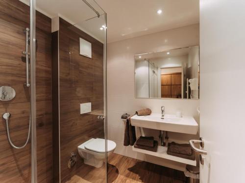 Un baño con lavabo, inodoro y ducha. en Haus Austria TOP 3, en Finkenberg