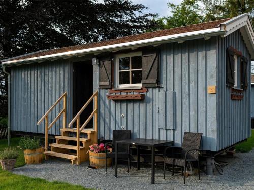 a blue shed with a table and a window at Tiny House in Buntenbock in Clausthal-Zellerfeld