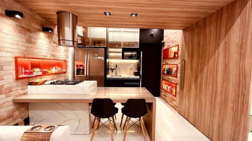 una cucina con piano di lavoro con sedie e piano cottura di LOFT de Luxo - COP30 a Belém
