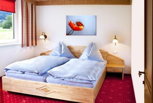 een slaapkamer met 2 bedden en blauwe kussens bij Haus Nadja in Bad Kleinkirchheim
