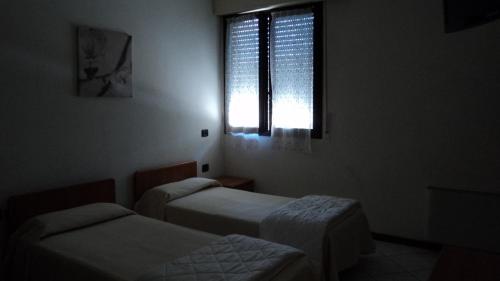 A bed or beds in a room at Hotel Cinzia