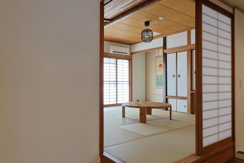 大阪市にあるグランシャーギのベンチ付きの部屋へとつながるドア