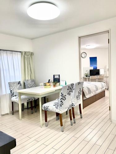 a room with a table and chairs and a bed at 結奈希 Yunakis House in Tokyo