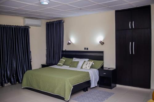 Postel nebo postele na pokoji v ubytování 4 Bedroom all ensuite "Milk & Honey" Home in Adeniyi Jones Ikeja