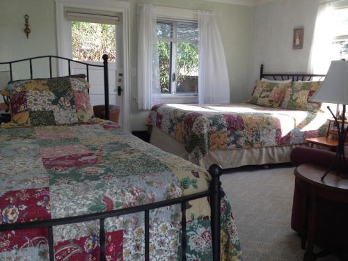 A bed or beds in a room at Glenacres Historic Inn