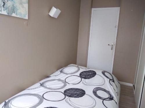 a small bedroom with a bed in the corner at Proche du centre ville in La Rochelle