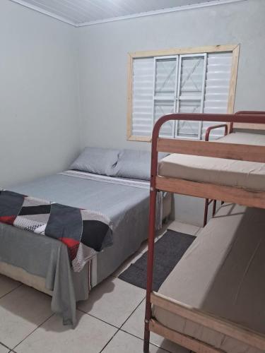 Ένα ή περισσότερα κρεβάτια σε δωμάτιο στο Pousada Aconchego
