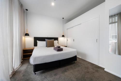 Letto o letti in una camera di Southwark Hotel & Apartments