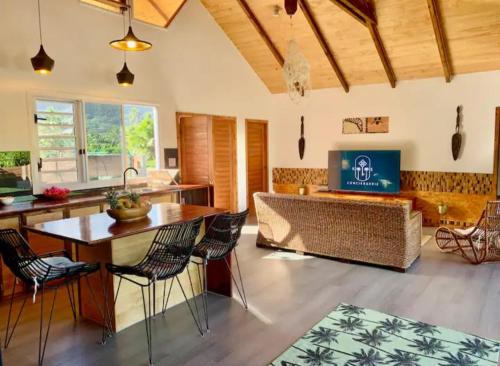 Ein Sitzbereich in der Unterkunft Holiday house Nuupure - Accès plage privée & terrain de Pickelball